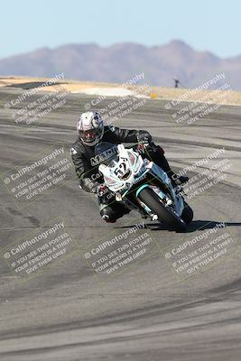 media/Dec-07-2025-CVMA (Sun) [[3e7d2de5dc]]/Race 7-Formula Lightweight Twins Shootout/